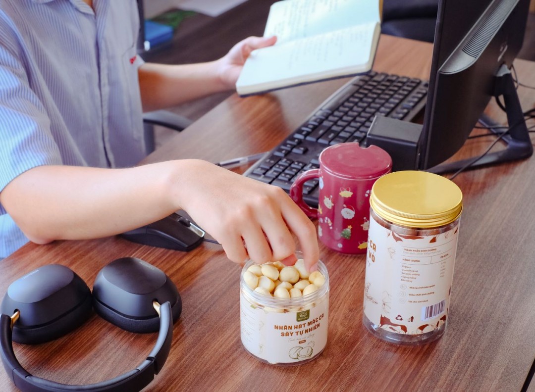 6 Lợi Ích "Cứu Cánh" Từ Hạt Mắc Ca Cho Người Làm Văn Phòng Ngồi Lâu