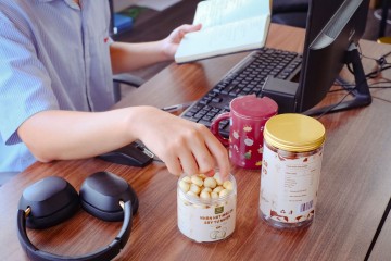 6 Lợi Ích "Cứu Cánh" Từ Hạt Mắc Ca Cho Người Làm Văn Phòng Ngồi Lâu