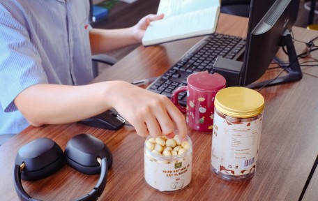 6 Lợi Ích "Cứu Cánh" Từ Hạt Mắc Ca Cho Người Làm Văn Phòng Ngồi Lâu