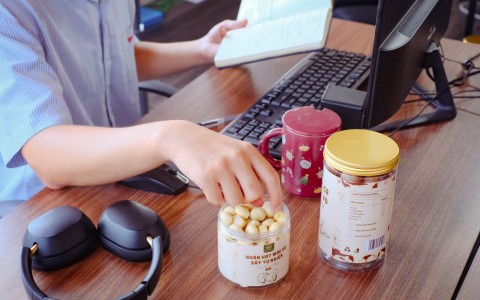 6 Lợi Ích "Cứu Cánh" Từ Hạt Mắc Ca Cho Người Làm Văn Phòng Ngồi Lâu